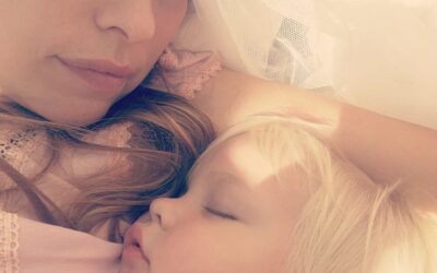 Lapsena koettu turva on kivijalka aikuisuudelle – Satuhieronta vahvistaa lapsen ja vanhemman tunneyhteyttä